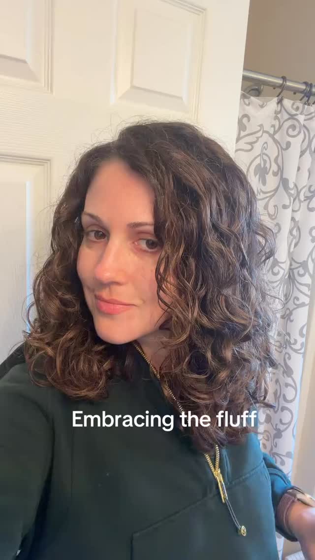 Can we normalize fluffy, less-defined curls?
Can we embrace a little frizz without treating it like a problem to fix?
And can we please be honest about somethingâŚ
Not all wavy/curly hair can be styled to last a full week.
Hard stop.
If it were possible on my texture, I promise you I would have figured it out by now.
Thereâs nothing wrong with your hair for being⌠hair.
#curlyhair #wavyhair #curlyhairspecialist #realhair #frizzisnormal