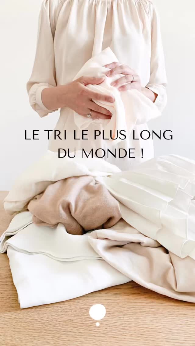 Combien de temps faudrait-il pour trier votre trop-plein ?
🌿
C’est un des plus gros freins de mes clients : ils imaginent qu’il leur faudrait des jours et des jours pour arriver à bout de leur tri. La montagne semble insurmontable, infranchissable….
🌿
Dès lors, l’idée de le faire ça tranquillement, au fur et à mesure, en éliminant juste un objet par jour, semble très séduisante ! Avancer sans s’épuiser ça fait rêver !
🌿
A vrai dire cette méthode est le meilleur moyen de ne jamais en voir le bout ! Au final le problème ne sera pas toujours pas réglé et vous y aurez passé des années…
🌿
Avec le bon protocole, il ne faut qu’une demi-journée pour traiter toute une catégorie, par exemple les vêtements et donc une dizaine de jours pour traiter toute les catégories de la maison !
🌿
Comment on fait ?
- on ne trie pas un objet par jour ❌
- on rassemble par catégorie et on trie d’un coup ✅
🌿
Tout ce qui est fait n’est plus à faire non ? Alors je vous laisse transférer cette vidéo à ceux qui pensent ne jamais en voir le bout et d’ici là allez à l’essentiel !
.
.
.
.
.
#ecologiedinterieur #fewerbetterthings #desencombrement #rangement #triersamaison