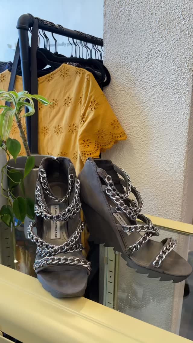 Shoes. Shoes. And more shoes. 🥰✨
If you know, you know 👠💗🥿💕👡
#rentarack #recycleyourstyle #shoelover #heelsoftheday #closetgoals