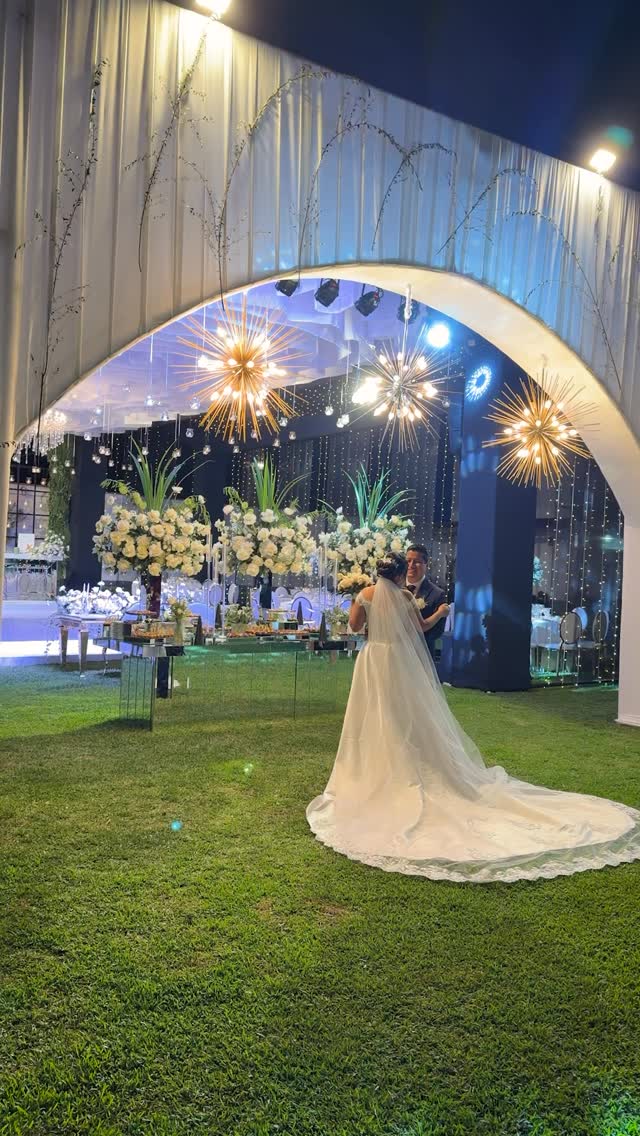 Yolanda & Michael 🤍
Gracias por confiarnos uno de los días más importantes de sus vidas ✨
Fue un honor acompañarlos y ser parte de una celebración tan especial.
Un día lleno de emoción, detalles y mucho amor ❤️
👩🏻💼 @jhoselyn.equipowpstaycie
🌼 @casalviaplanners
🏡 @villavirginia10
📸 @dossisfilms.pe
#weddingplanner #wedding #lifestyle #boda