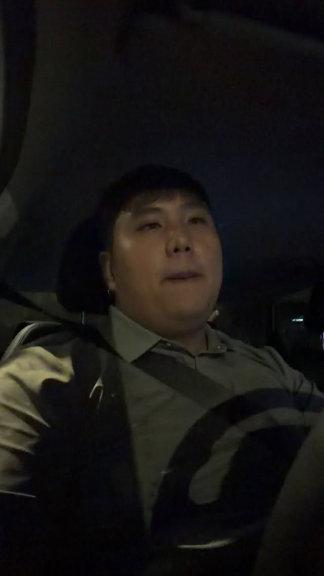 满月夜,从佛寺回程的即兴独自车载KTV 🌕🚗🎤
当然唱的是邓丽君《月亮代表我的心》啦哈哈
Impromptu full moon solo carpool karaoke on the way back from the temple 🎙️