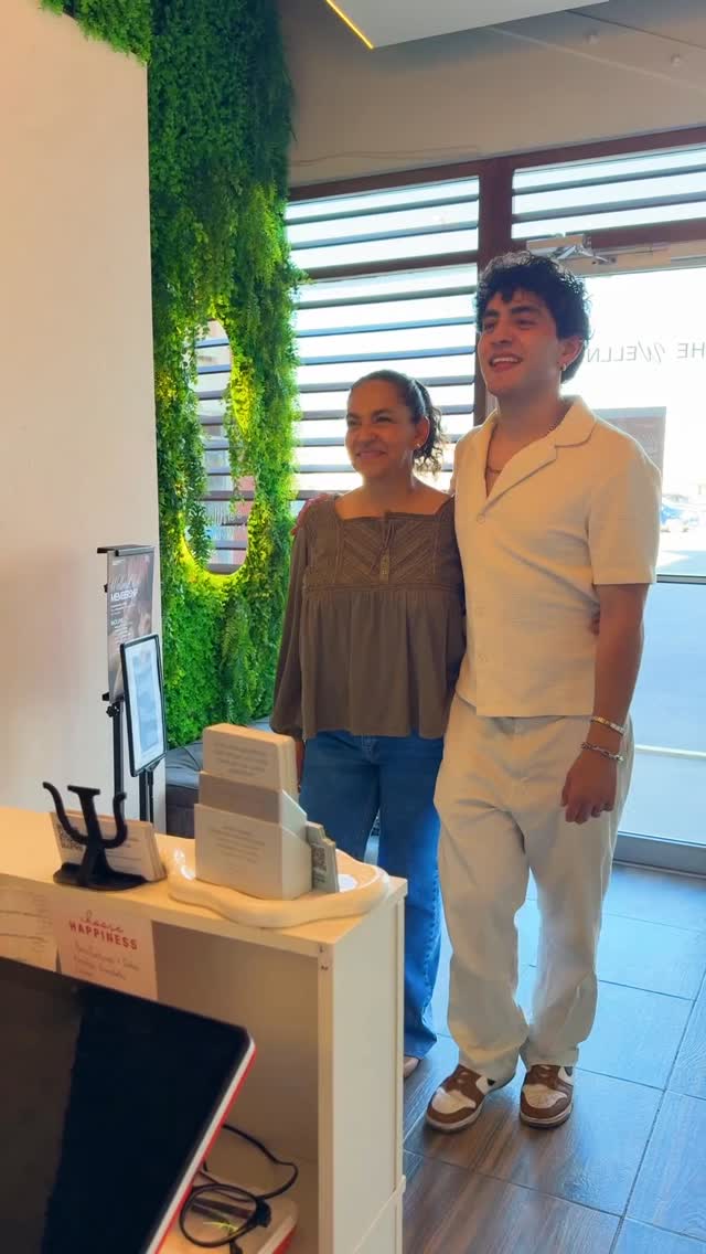 ✨ ESTÁS A MUY BUEN TIEMPO DE CONSEGUIR EL REGALO PERFECTO PARA MAMÁ ✨
Y te garantizamos que está en The Wellness Company 💆♀️💖
Tenemos certificados de regalo personalizados para ella 🎁
Incluyen opciones como:
✨ Facial
✨ Masaje
✨ Sauna
✨ Jacuzzi
✨ Head Spa
✨ Bebida y alimento
Tú lo decides 💫 y puedes preguntar por nuestros paquetes especiales.
📩 Envíanos mensaje para más información
#RegaloPerfecto #DíaDeLasMadres #WellnessTime #SpaDay #TheWellnessCompany