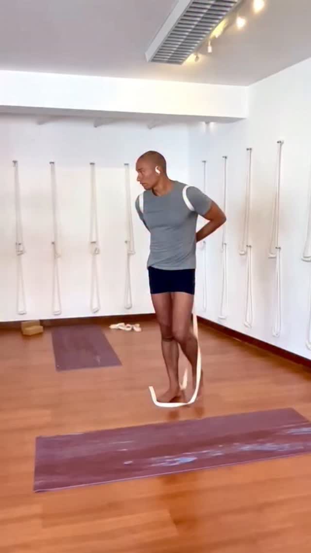 Simple belt adjustment for shoulders and ribcage.
The crossed session at the front prevents the ribcage to tilt backwards and the front ribs to protrude forward while the shoulders are opening.
.
.
.
.
.
#shoulderopening #iyengaryoga #yogaadjustment #yogabelt #yogalesson