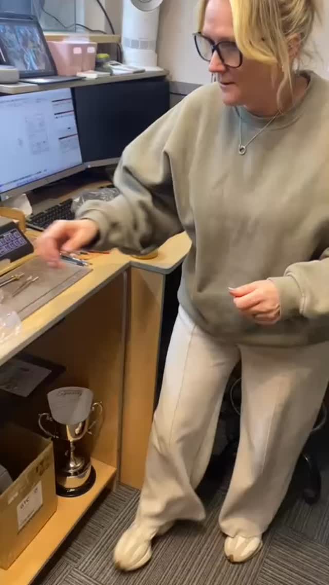 We had lots of lamp bases to engrave for a large drinks company recently, the lamps are going to be placed on tables in their bars, here’s a peak at how did it 😊