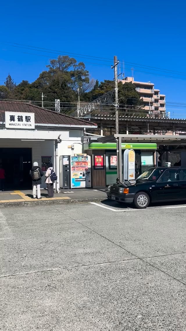 JR真鶴駅は1922年(大正11年)に開業しましたが、翌年の関東大震災により初代駅舎が焼失・崩壊する甚大な被害を受けました。現在の駅舎は、その翌年である**1924年(大正13年)**に再建されたもので、築100年を超える極めて貴重な木造建築です。
#真鶴駅
#木造駅舎
#歴史を生かしたまちづくり
→神奈川・横浜の歴史を生かしたまちづくりのニュースは
https://www.heritagetimes-yk.com
「ヘリテイジタイムズ」で検索