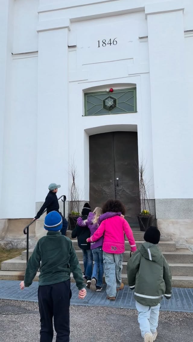 Årskurs 3 tur att åka på utflykt #bergsjökyrka #ststaffanskapell ⛪️✝️☀️🐥 Glad påsk !