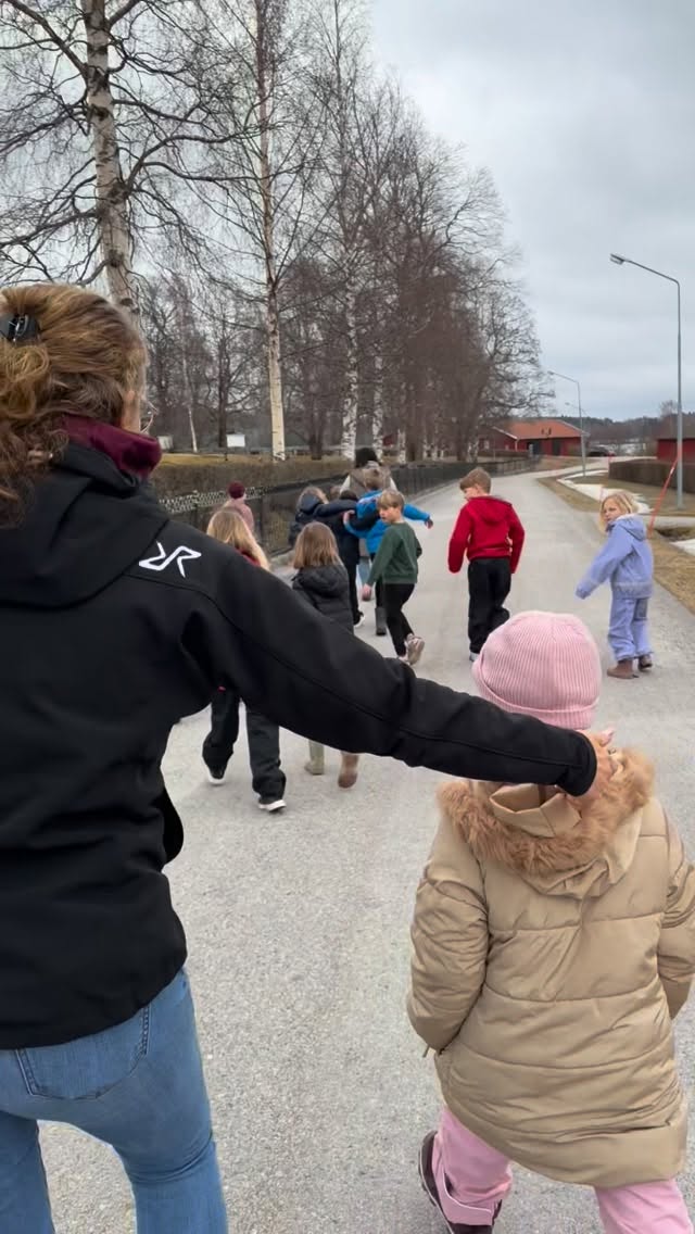 🌿Påskveckan är nu här, f- 2 började med att besöka #bergsjö #kyrkan 🙏🏼 vi åkte vidare till #hassela & #korsetihassela fick höra om Jesus och även Karl Åkerblom som var initiativtagare till Korset och #ststaffanskapell ✝️ lekar och pyssel blev det också & 😀 det blev en sån fin dag🌿