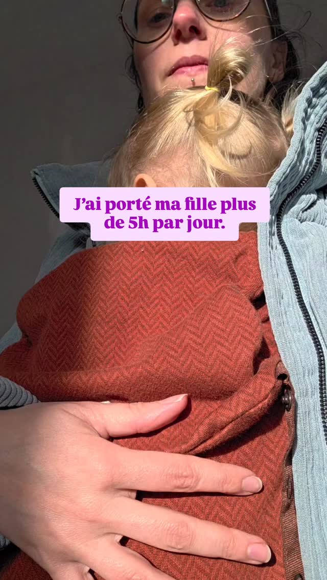 Durant ses premières années, le contact physique et la réponse aux besoins sont essentiels pour construire un attachement sécure.
Cet attachement n’étouffe pas l’autonomie, bien au contraire : un enfant qui se sent en sécurité ose explorer le monde avec confiance et assurance.
J’ai porté ma fille plus de 5h par jour pendant des mois, et je n’ai aucun regret. Ces moments de proximité que nous avons vécu avec plus de facilité grace au portage, ont été des fondations pour sa sécurité affective, et aujourd’hui, elle découvre le monde avec curiosité et confiance.
Est ce que tu portes beaucoup bébé toi ? Ou tu aimerais pouvoir le faire ?