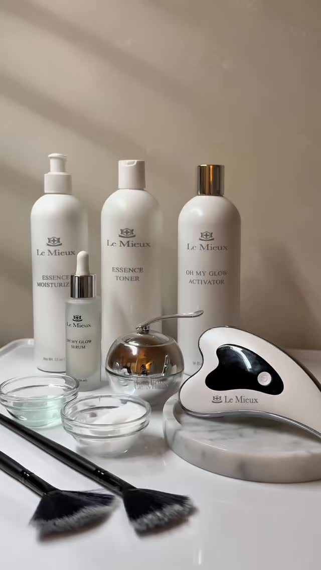 The kind of facial your skin dreams about 🌙✨
Infused with deep hydration, cooling eye therapy, and sculpting massage to leave your skin lifted, refreshed, and glowing.
Product used @lemieux @lemieuxprofessional
• Midnight Balm → deep hydration + nourishment
• Cryo Peptide Eye Mask → cooling, de-puffing eye therapy
• Gua Sha Thermalift → sculpt + lift
Website🔗www.ricozybeauty.com
Contact 📩 info@ricozybeauty.com
Location📍300 E Colorado Blvd, Unit 241, Studio 409,
Pasadena CA 91101 @salonrepublic
#skincare #guasha #facial #esthetician #lemieux