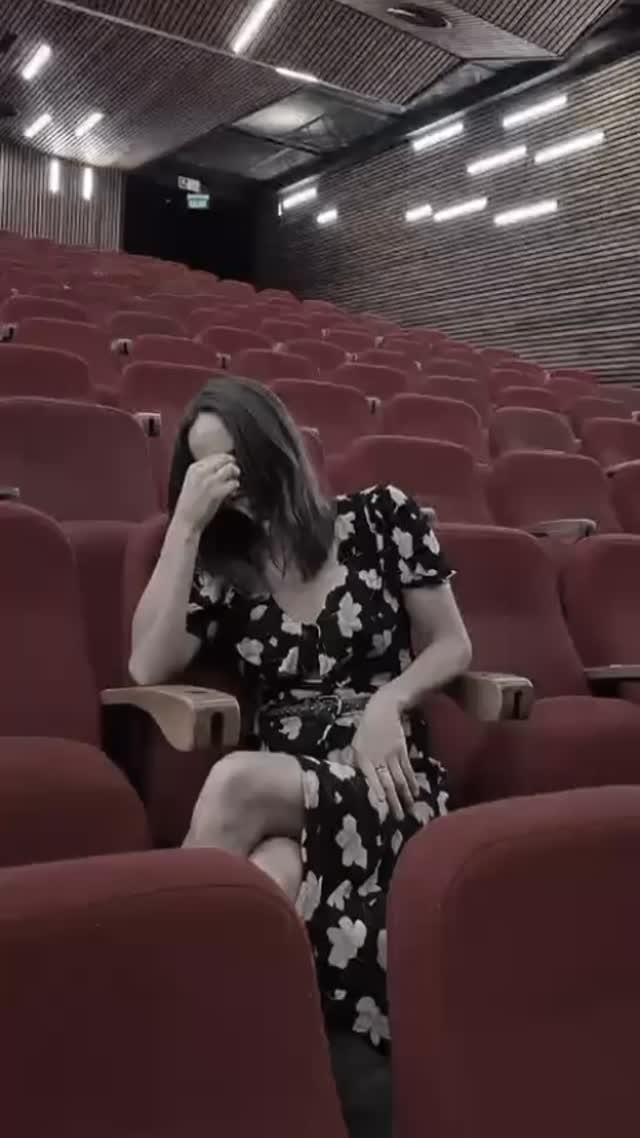 Juanita Ringeling protagoniza Antes, una historia de amor atravesada por el tiempo… y por las decisiones que lo cambian todo.
Hoy te invita a ser parte de esta nueva temporada.
“ANTES” regresa a escena desde el 3 al 25 de abril en @teatromori Parque Arauco, con una nueva dupla actoral: Juanita Ringeling junto a Emilio Edwards, en un proceso donde la obra se transforma sin perder su esencia.
✨ Nueva temporada en Teatro Mori Parque Arauco
🎟 Entradas en teatromori.com
Ficha artística
Autor: Antonio Zisis
Dirección: Rodrigo Sepúlveda
Elenco: Juanita Ringeling, Emilio Edwards
Compañía: The Cow Company
Diseño: Laurene Lemaitre
Diseño audiovisual: Matías Carvajal
Realización escenográfica: Joel Banda y Sebastián Marroquín
Realización vestuario: Javiera Labbé
Asistente de montaje en iluminación: Francisco Jara
Asistente de iluminación: Cristóbal Manríquez
Operador técnico: Diego Betancourt
Producción general: Alessandra Massardo
Asistente de producción: Paula Galleguillos
Comunicaciones: Claudia Araya - Loica Cultura & Comunicación