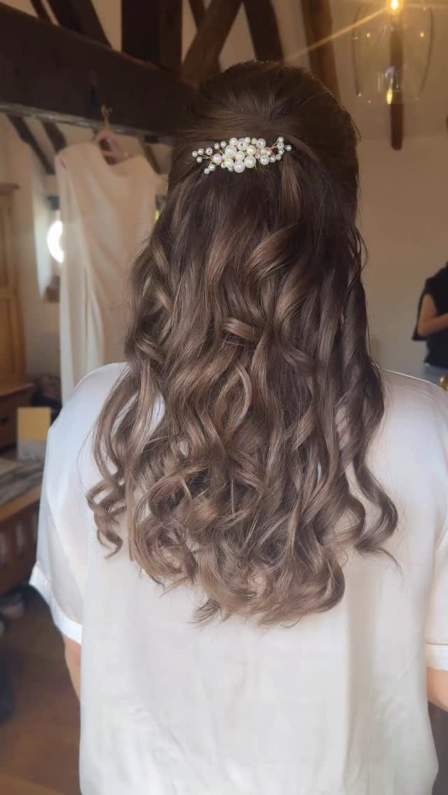 The smile says it all 😊.
Gemma is a beautiful bride inside and out and it was a pleasure to do her bridal hair and makeup for her ceremony last Saturday 🤍
#bride #bridetobe #weddingday #bridalmakeup #bridalhair weddingmorning weddingglam bridalglow bridevibes weddinginspo bridallook bridalstyle realbride bridalbeauty weddingready