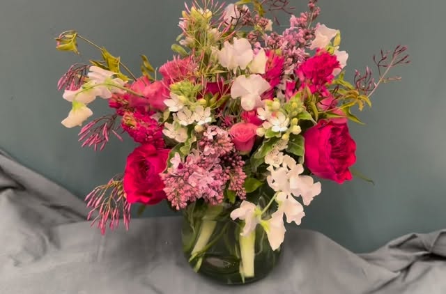 I like complex bouquets.
.
#gardenroses #darcyrises #jasmine #lilac #sweetpeas