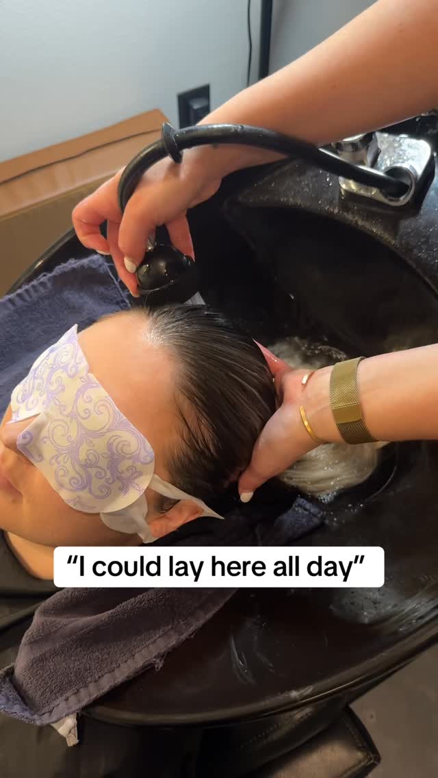 It’s not just a wash.
It’s the pressure points.
The warm water.
The moment your mind finally slows down.
Once you experience it… you’ll never skip it again.
#bismarckhair #bismarckhairdistrict #bismarckhairstylist #bismarckhairsalon