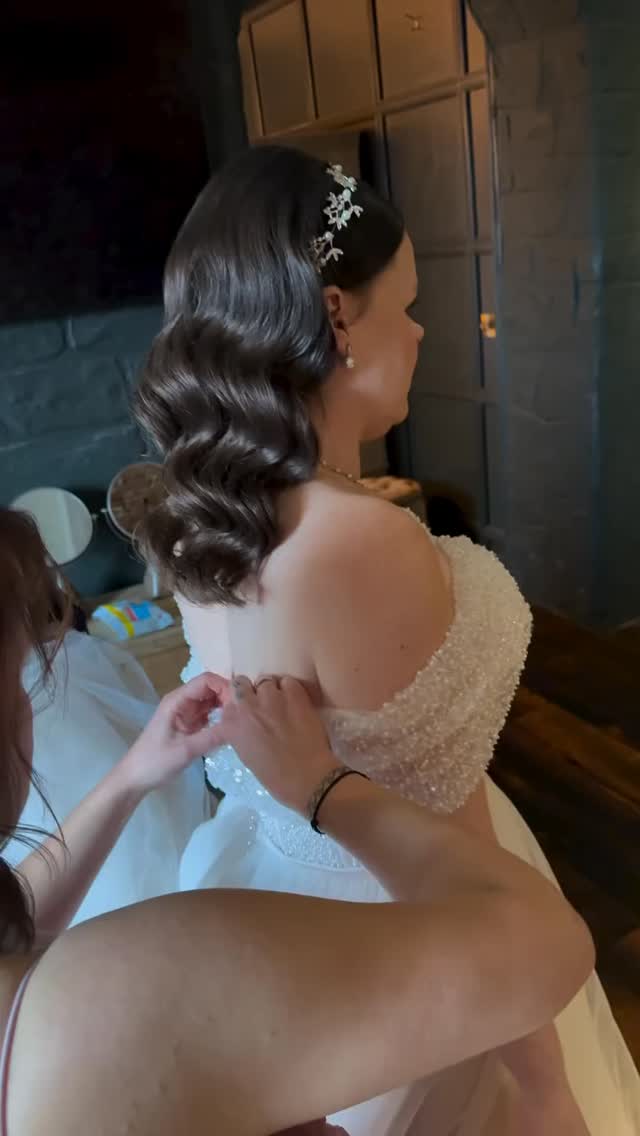 Effortless elegance, designed to last from aisle to evening ✨
Soft, sculpted waves finished with delicate detail a timeless bridal look that enhances natural beauty without ever overpowering it.
Every look I create is tailored, refined and built to hold flawlessly throughout the entire day.
For brides who want to feel elevated, confident and completely themselves 🤍
Bridal hair by me.
#luxurybride #bridalhair #weddinghair #softwaves #ukbride bridalstylist awardwinning durhamwedding northumberlandbride timelessbeauty brideinspo bridalprep