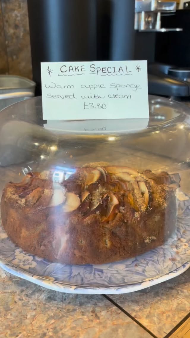 Can’t be a good Saturday without a Saturday special🍰
Sit in our cafe and enjoy a warm slice of apple sponge with pouring cream✨
Kickstart your weekend the right way🙌