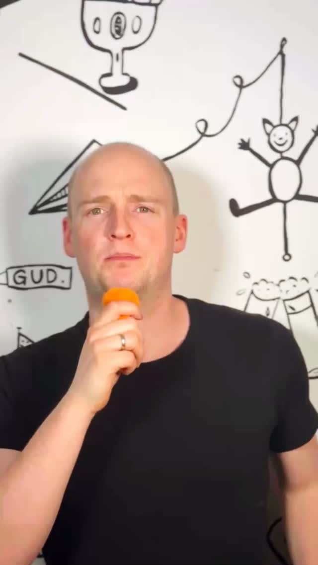 GUDE LEUDE!
Wer sind wir eigentlich?
Und was machen wir eigentlich?
Und warum sind wir überhaupt GUD?
Hier ein Erklärungsversuch.
Kussi Kussi,
Eure 3 Brooos und eine Hoooe🤓💖
Das wollt ihr live erleben?
Checkt unseren Linktree oder unsere Homepage mit allen Terminen 💖
#gudeleude #gudeleudeimpro #gudeleudegudeshow #improcomedy #3bros1hoe