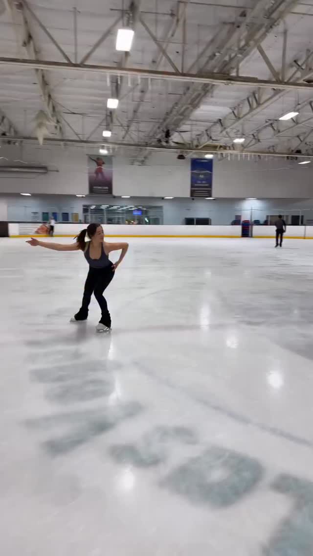 "You are the author of your potential - no one else holds the pen." ⛸️💪 Fantastic skating by Yasmine Yamada on John Wilson Blades 🔥 #JohnWilsonBlades
📷️: @yasmine.yamada
#MadeInSheffield #Skating #FigureSkater #AdultsSkateToo #IceRinks #Skater #AdultSkater #FigureSkate #IceRink #FigureSkatingLife #FigureSkating #IceSkating #AdultFigureSkating #IceSkates #FigureSkates