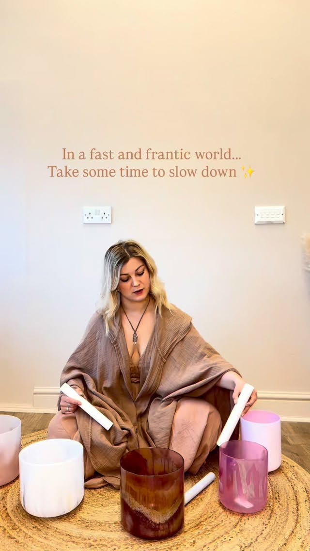 A soothing sound bath to start the day in stillness ♥️✨
May your day be full of glimmers and spring blessings 🌸
Molly x
#soundhealing #soundbath #crystalsingingbowls #lightlanguage #crystalhealing