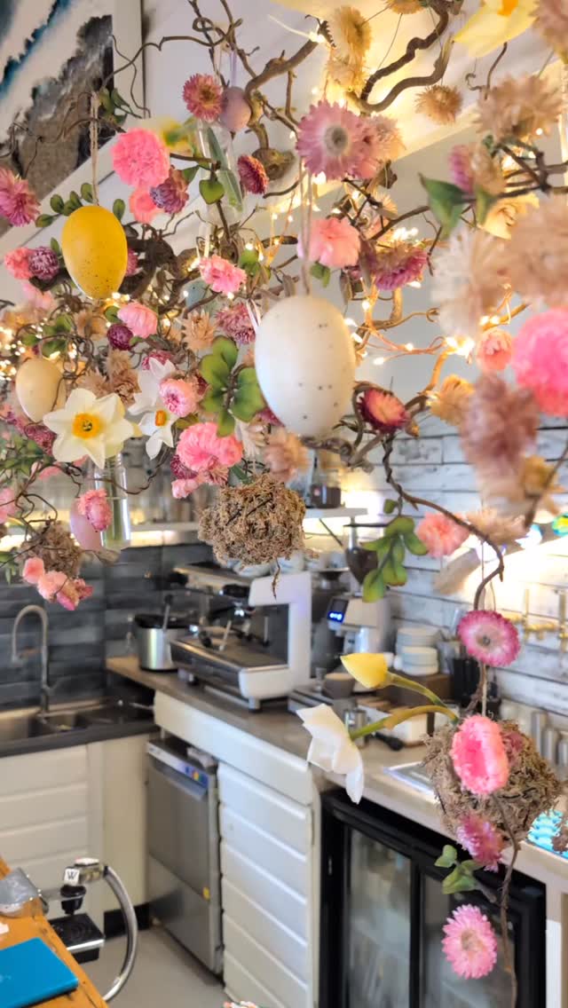Wishing you all a very happy Easter! Don't eat too many choccie eggs! Only joking... Eat lots!
#easterdecor #easterweekend #springdecor
#lustyglaze #springdisplay