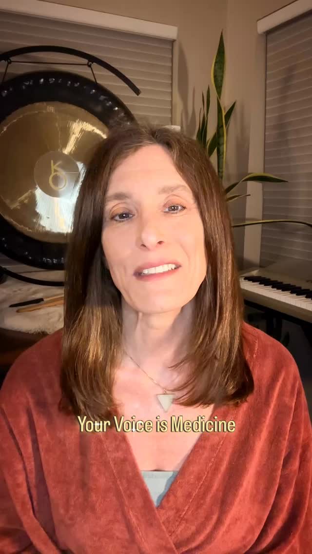People ask me all the time how I found sound healing…
It started with my voice.
Before sound healing became a trend, I was sitting in small groups chanting—
and I couldn’t ignore how different I felt after.
More balanced.
More clear.
More… myself.
There’s a reason for that 👇
When you tone your voice:
• You stimulate the vagus nerve (calming your nervous system)
• You slow your breath and shift out of stress mode
• You create internal vibration that helps release tension in the body
This isn’t about singing.
It’s about tuning your body from the inside out.
Your voice is the one instrument that lives inside you.
Sometimes we can’t find the words…
but we can always sound our truth.
✨ I just shared a new blog on the power of vocal toning
→ link in bio to read
#soundbath #soundhealing #soundhealingtraining #vocaltoning #soundmeditation