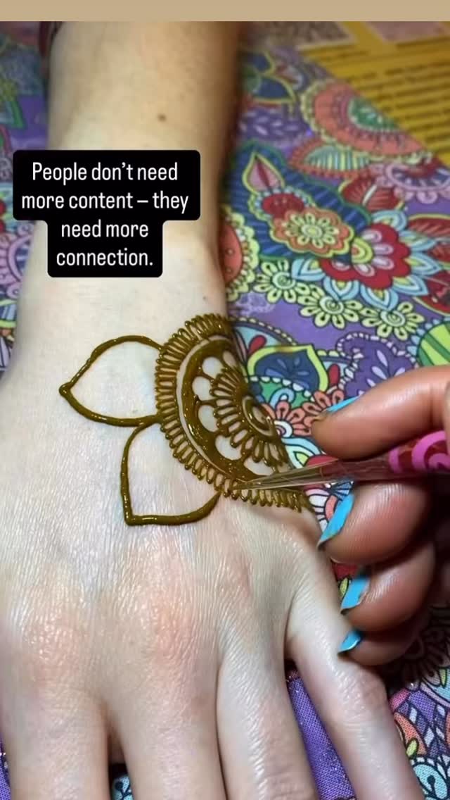 🫶HENNA CHAKRA MOMENTS - Creating memories!💞🥰🌙
#righthere #realconnections #hennanight #hennaart #connectionovercontent
.