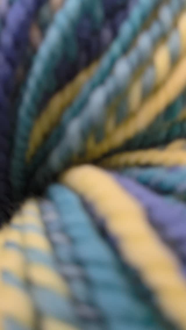 Tulips - 162 yards of worsted weight merino wool in yellow, green, and blue.
#sunriselodgefiberstudio #spinnersofinstagram #spinning #handspunyarn #yarnmaker