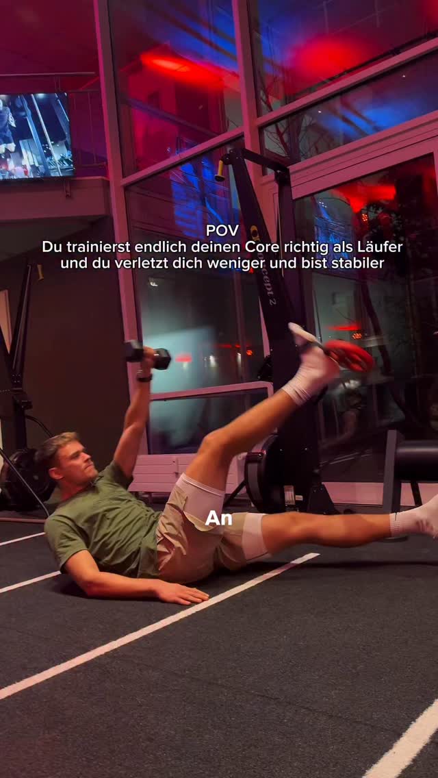 Kommentiere „CORE“ und ich sende dir eine Liste der besten Core-Übungen für Läufer zu.
So trainierst du deinen Core als Läufer ‼️
Der Begriff Core Training ist überall zu sehen. Was genau sollst du aber wirklich machen, wenn du stabiler werden willst als Läufer.
📌 Studien zeigen, dass du mit spezifischen Core Training deine Leistung bereits nach 8 Wochen steigern signifikant kannst.
Also, was ist zu tun⬇️
1️⃣ Trainiere schwer genug
Mache nicht 10 Minuten YouTube Videos für den Core. Das Problem ist, hier wird es anstrengend durch die Dauer. Um wirklich stärker zu werden solltest du die Übung schwerer und nicht länger machen.
2️⃣ Trainiere Variabel
Viele Leute denken bei Core Training an Sit ups. Deine Körper Mitte ist mehr als nur der „Six Pack“. Um den Core also wirklich effizient zu trainieren, braucht es eine Variation an Bewegungen. Dafür machst du zb isometrisches halten (Planks), anti Rotation (Paloff Press) oder Beugung ( GHD Sit Up).
Folge mir um besser zu trainieren als Läufer oder Läuferin ✅