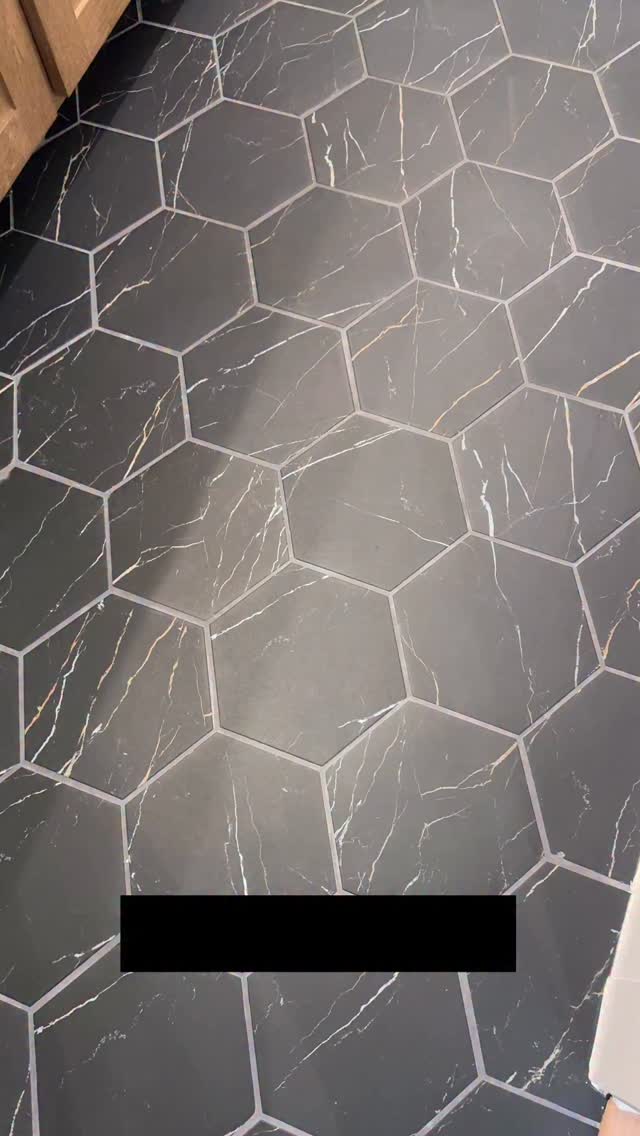 Dark tile bathrooms get a bad rap⦠but THIS is how you do it.
The black and gray keep it bold, the natural wood keeps it from feeling like a cave. Balance = everything. š¤āØ
#FortWorthHomes #DFWRealEstate #HomeDesignInspo #BathroomDesign #MoodyInteriors #TexasHomes #NewBuildInspo #realestatelife