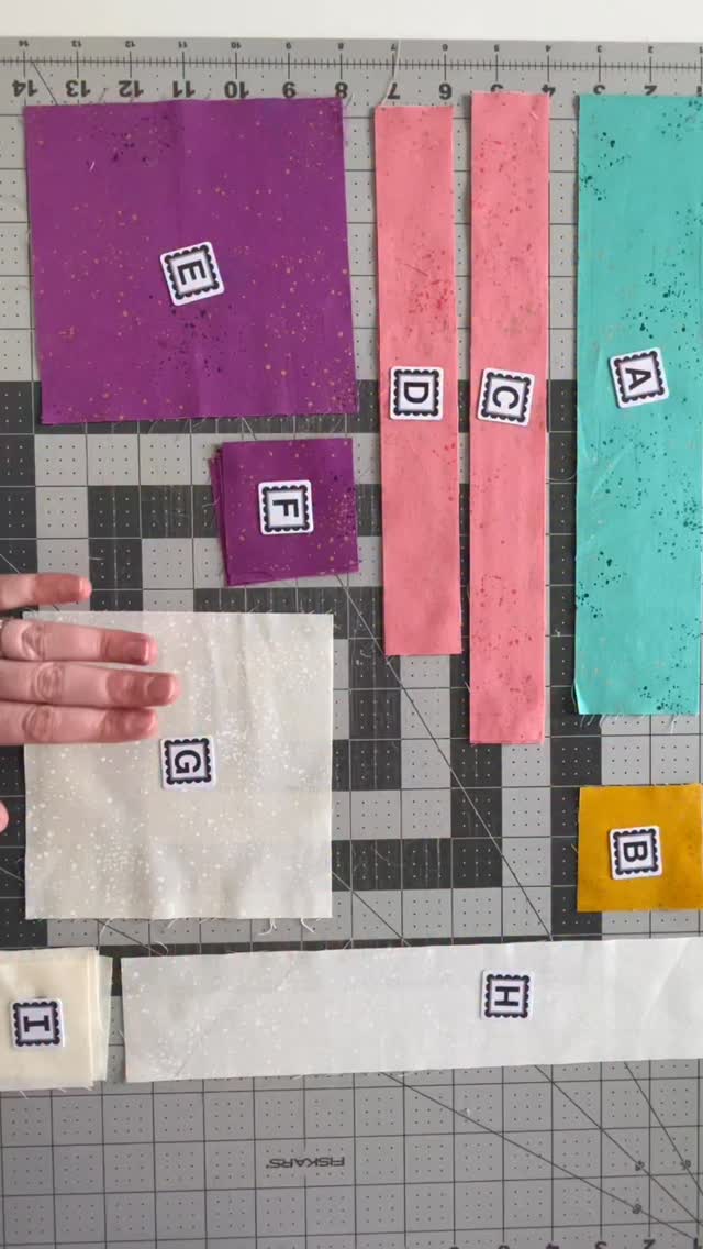 I had a blast sewing Block 3 for the @happyhourstitches Block of the Month! There’s something so satisfying about seeing simple shapes come together to make a beautiful block. 😍 🧵
The 2026 BOM is open for sign-ups, so I hope you join in at the link in my bio! 🧵 🎉
#hhsbom2026 #HappyHourStitches #hhstitches #blockofthemonth #mysteryquilt