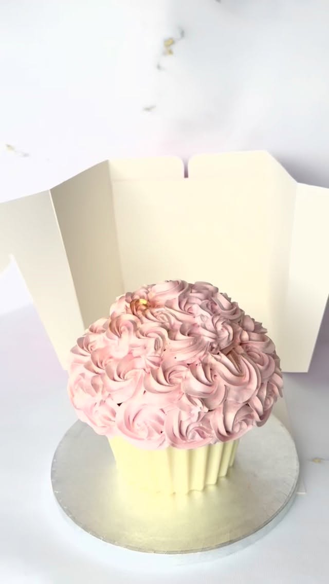 De taarten die is ik afgelopen week mocht maken❤️!
.
Alles eetbaar, gevuld met heerlijke smaken en allemaal afgewerkt met een eigen design…
.
.
Welke is jouw favoriet
.
#cakesoftheweek #glutenvrijetaarten #birthdaycakeideas #cakemehappyglutenfree #lovetobakeyouhappy