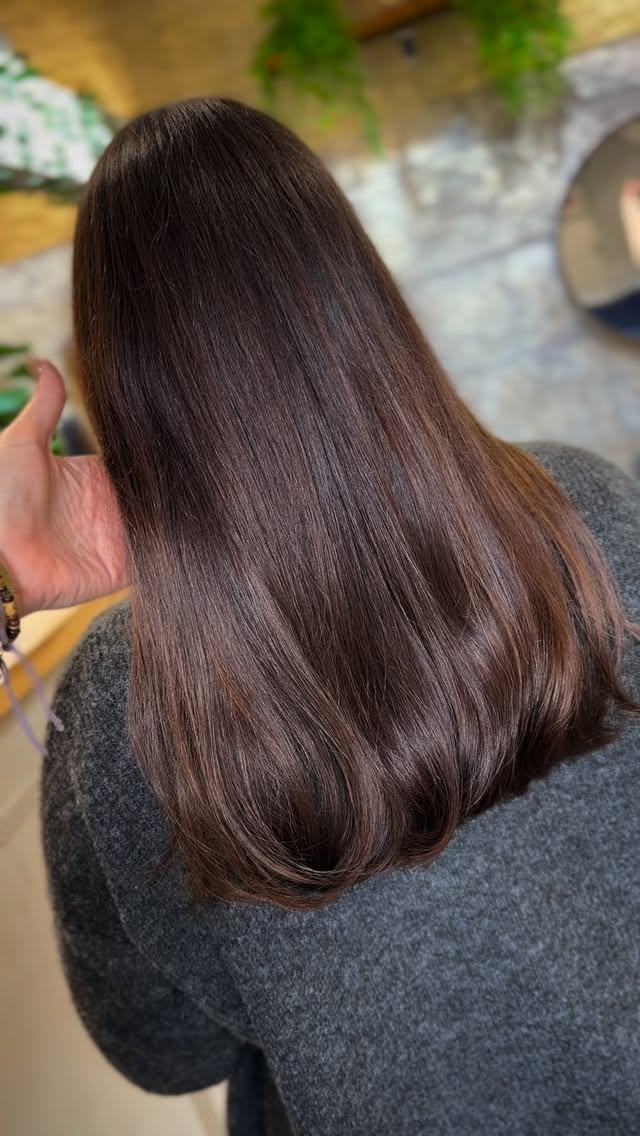 Serving shine, movement, and teamwork 🤎✨
Rich, glossy brunette perfected by Jess, finished with that soft, swishy cut & blow dry by Phoebe… the kind of hair that moves like it’s in a shampoo advert 😮💨
Obsessed is an understatement.
#teamwork #dreamteam #hairgoals