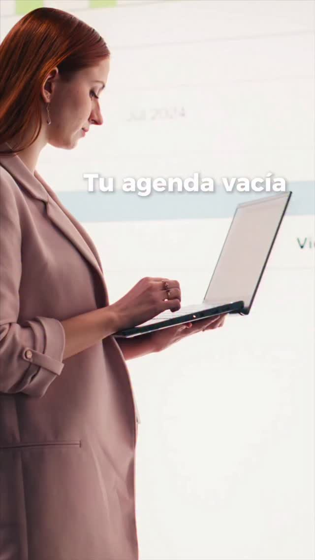 Muchos quieren vender más, pero siguen improvisando.
Venden por vender… sin dirección, sin mensaje, sin enfoque.
Y ahí está el error.
No es falta de talento.
Es falta de proyección.
Si tú no crees en lo que haces,
si no comunicas con seguridad,
si no tienes una estrategia clara…
tu cliente tampoco lo va a hacer.
Las agendas llenas no son casualidad.
Son el resultado de una marca que sabe lo que vale.
Hoy deja de vender por necesidad…
y empieza a posicionarte con intención. ✨
¿Lista para subir de nivel? EVA ACADEMIA - DE SUEÑOS A MARCAS
#emprendedora #emprendedores #mentalidad #aprendeavender #éxito