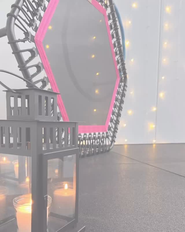 OSTER-CHALLENGE 2026 🌷
6 Wochen. Zwei Kurse. Dein Neustart.
Der Winter war lang genug. Jetzt wird aufgeblüht. 🌸
Vom 14.04. – 23.05. startet im The Backyard Gym unsere Oster-Challenge!
Eine perfekte Kombination aus:
💥 Bellicon Jumping Fitness
(Dienstags 18:30 – 19:30 Uhr)
Ausdauer. Energie. Fettverbrennung. Spaß.
🧘🏼♀️ LES MILLS BODYBALANCE
(Mittwochs 18:30 – 19:30 Uhr oder alle 2 Wochen
Samstags 09:15 – 10:00 Uhr)
Mobilisation. Kräftigung. Entspannung. Reset.
Zwei Kurse, die sich ideal ergänzen:
Power & Ruhe. Belastung & Balance.
Und das Beste: Beide Kurse sind perfekt für Sporteinsteiger geeignet!
Keine komplizierten Choreos.
Kein Leistungsdruck.
Nur Struktur, Motivation und eine Atmosphäre, in der du dich wohlfühlen darfst 💛
💸 6 Wochen – nur 69,90 €
🚫 Keine Vertragsbindung
🐣 Oster-Special:
Bring a Friend & ihr spart beide 10 € auf eure Challenge!
Jetzt ist der Moment für deinen Neustart. Nicht „irgendwann“. Jetzt. 🌷
Anmeldung per Nachricht oder direkt im Studio.
Frühling beginnt im Kopf – und auf der Trainingsfläche.
#osterchallenge #thebackyardgymsaar #lesmills #bodybalance #jumpingfitness