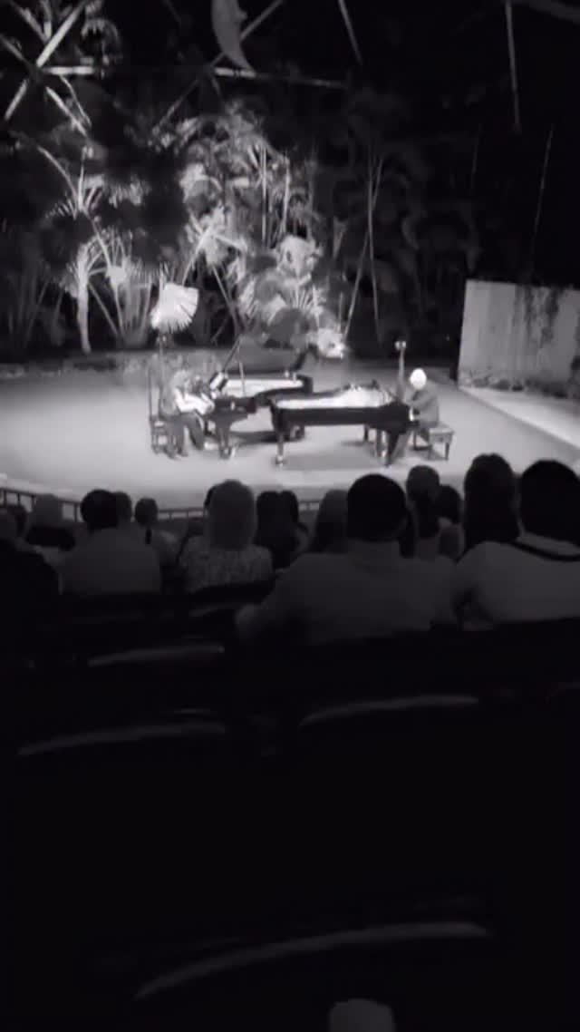 For a classical pianist, this feels like playing rock.
The final seconds of the Variations on a Theme by Paganini by Witold Lutosławski are pure adrenaline.
Stamina, power, velocity and every melodic and percussive color the piano can produce.
20 seconds that feel like jumping off a cliff 🔥🎹🔥
from: @afuegolento.piano US premiere - March 28th
#concertpianist #lutoslawski #paganinivariations #piano