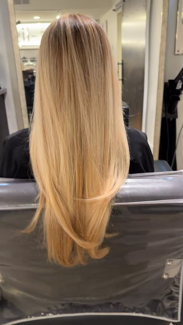 Grown-out, brassy, and uneven to soft, seamless blonde 🤍
Customized to grow out effortlessly that actually last.