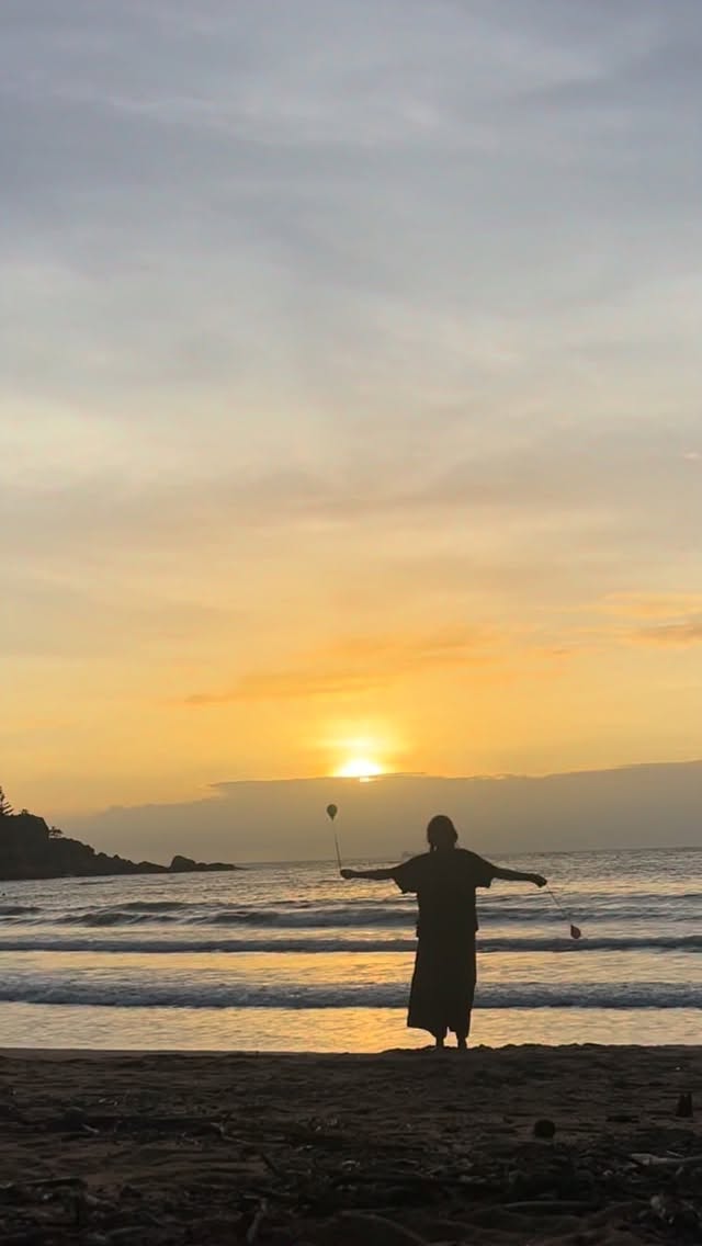 Im always super critical of myself when it comes to flow — it can always be better — but this time I’m sharing, flaws & pauses and all. I wouldve appreciated a mediocre flow to inspire me as a baby poi master, as opposed to constant perfection (that I aspire to be!) that’s always on my feed.
I love flow—
I love the when your brain switches out of “think” into “move”
I love that the world disappears and it becomes just you with your props
I love the freedom of expression & creativity
I love that you’re constantly learning & evolving
And I love that it automatically provides me with such an inclusive, generous, supportive, loving community 🌸
Ramble over 😌