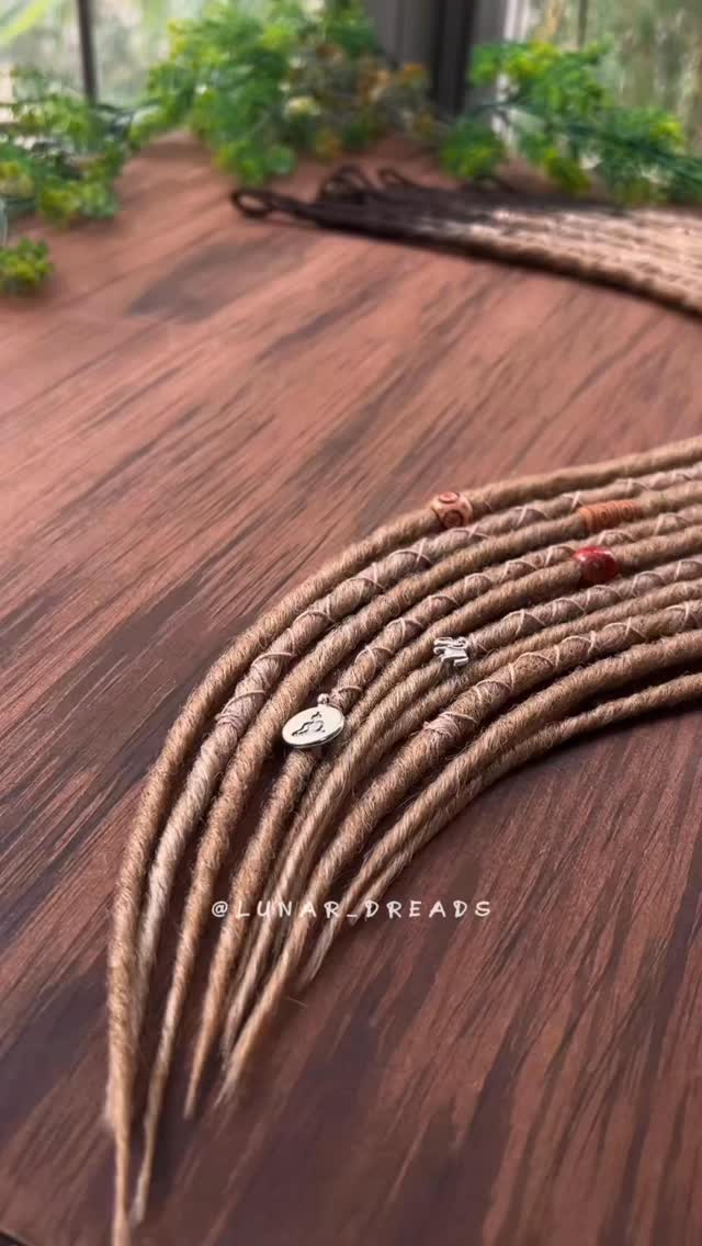 Nessa encomenda de dreads removíveis a cliente escolheu raiz escura, comprimento loiro e pontas finas, com aparência mais fechada, além de decorações que combinem com seu estilo e personalidade✨
#dreadsremoviveis #dreadssinteticos #fairylocks