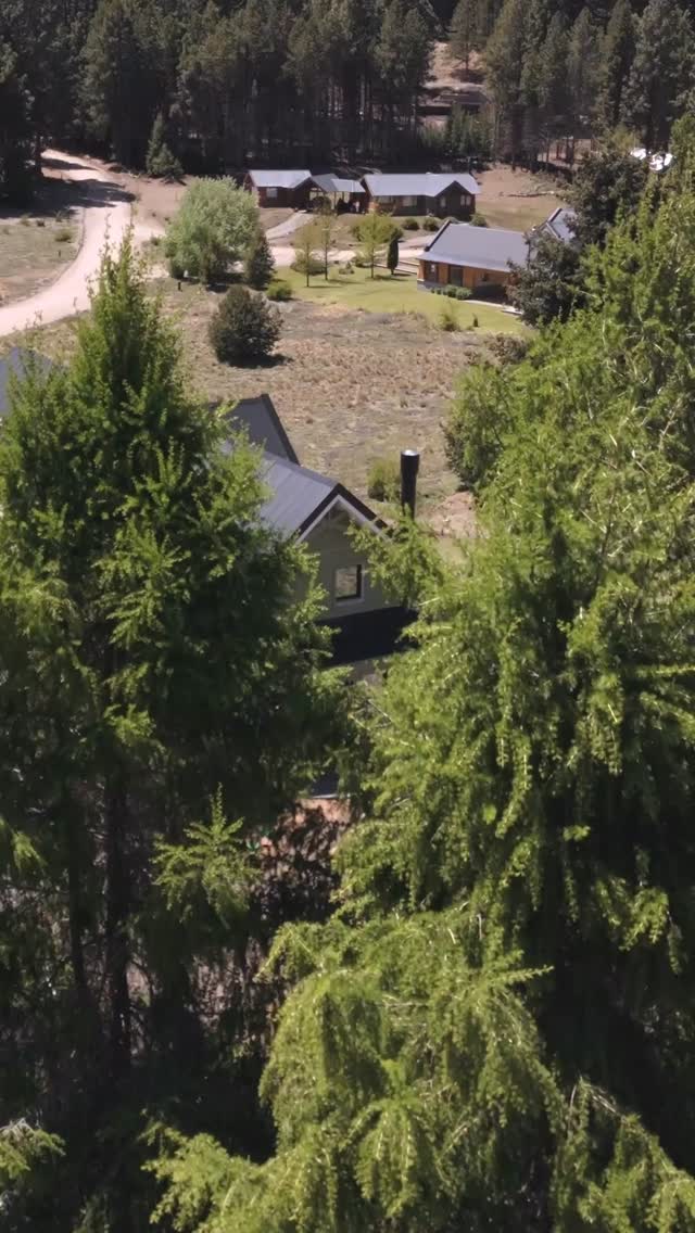 Tu escapada perfecta te espera. Casa en alquiler vacacional con capacidad para 8 pasajeros en Chapelco Golf & Resort. ⛰️
Increíbles vistas, calidez y confort.
▫️Te invitamos a disfrutar de un entorno natural con todas las comodidades.
📩 Consultanos por nuestras opciones de alquiler vacacional y reservá tu lugar.
Estancia Chapelco, empresa desarrolladora y comercializadora de Chapelco Golf & Resort.
#estanciachapelco #chapelcogolf #sanmartindelosandes #bienesraicespatagonia #alquilervacacional