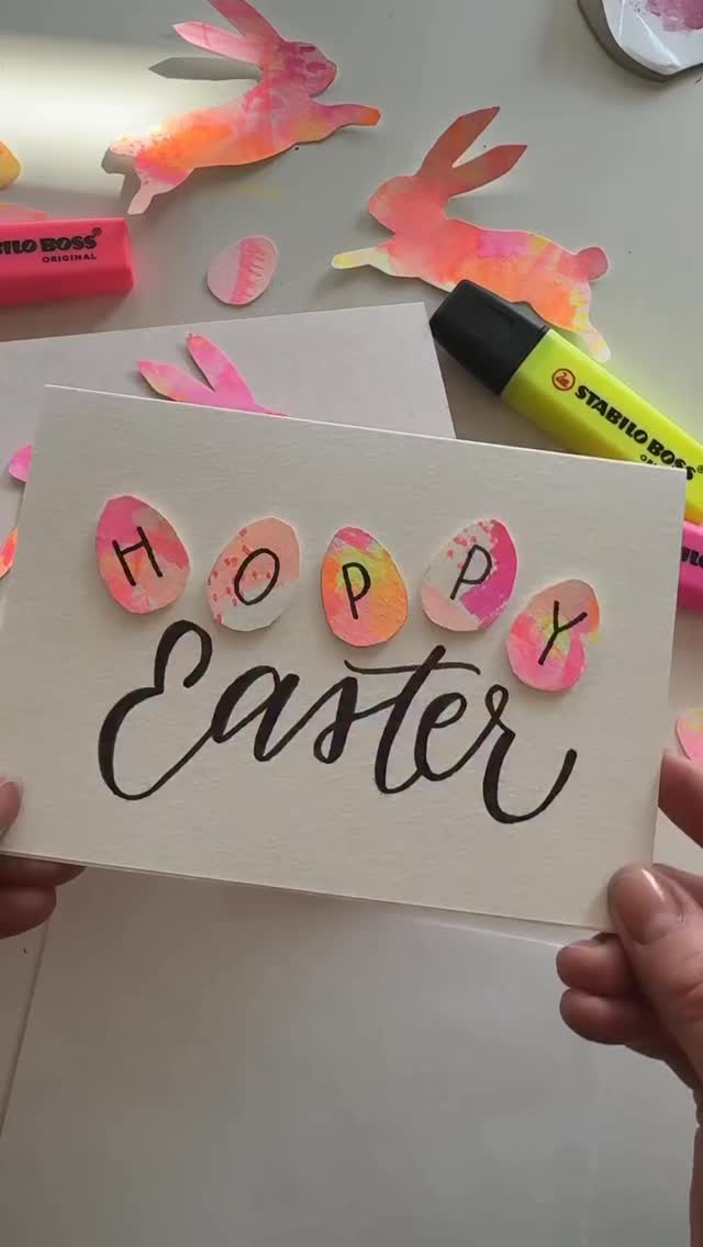 Tarjetita hermosa creada con #stabiloboss para desearles algo bonito en esta temporada 💛🐰
Sus colores neón hacen que cualquier detalle sencillo se vea especial, perfecto para darle vida a tus cuadernos o crear algo con intención ✨🐣
Que esta Pascua esté llena de momentos lindos, colores, calma y nuevos comienzos 🌷🐰🥚
Lo hecho a mano, dice mucho más 💛✍️
Creada por Landletterei ✍️
¡Felices Pascuas! 🐣🐰✨🌸