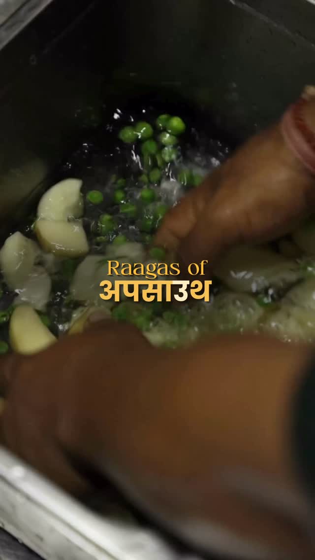 It’s in the background of every visit, the small sounds that come together without you really paying attention to them.
The pour, the sizzle, the soft clatter, all moving in a rhythm that feels the same every single time.
You hear it, and it just feels familiar. 🧡
.
.
(Upsouth, mini vada, vada, south indian snacks, fresh vada, guwahati, pune)