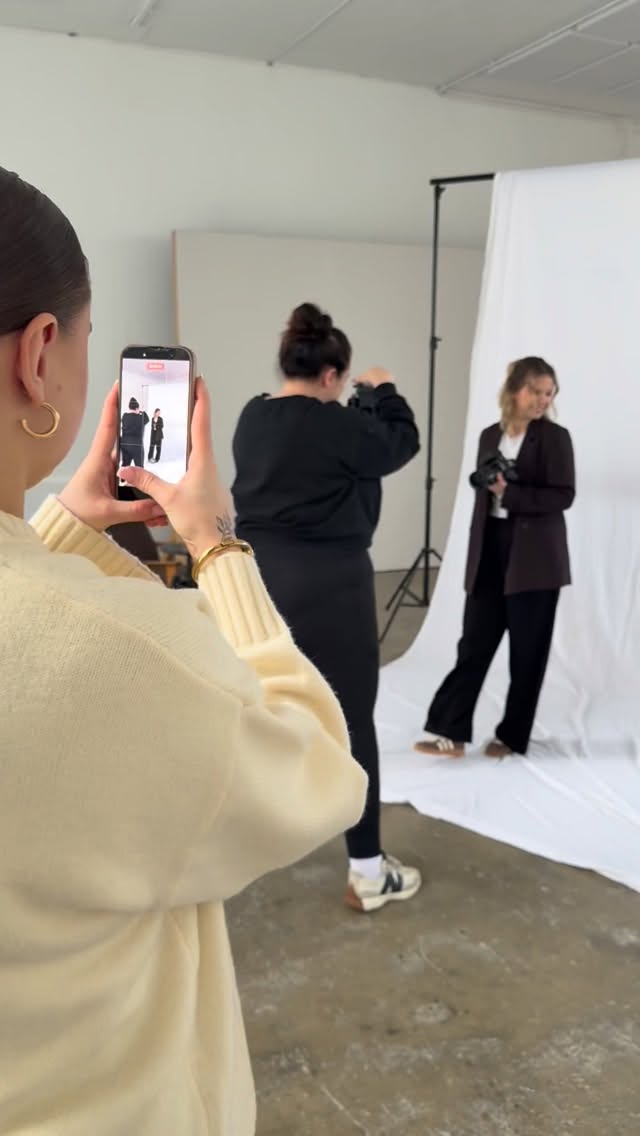 Biggest blessing ✨🫶🏻 #throwback #businessminis #brandingsession #supportyourlocal #businessphotography
@selinamarie_photography
@mariefrankenhauserfotografie
@vyb.marketing
@traudich.mitjuliana
@gluecksschimmer_beauty
@by.marys.concept
🩷🧡