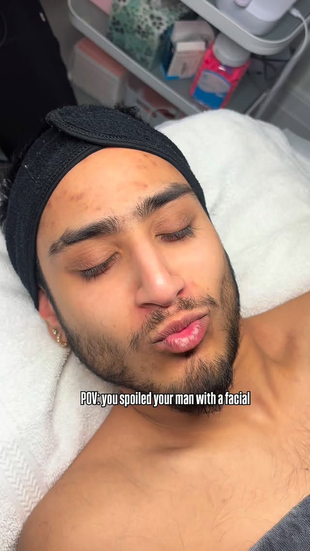 Stop buying him things… upgrade his face instead. 🖤✨
Because let’s be honest—
he’s walking around with clogged pores, dull skin, and calling it “just tired” 😭
A proper facial isn’t extra… it’s essential maintenance:
• Deep pore detox (he needs it)
• Extractions + skin reset
• Hydration + barrier repair
• That clean, polished, expensive look
You take care of yourself…
he should too.
A well-groomed man isn’t a bonus—
it’s the standard.
Gift him a facial.
Trust me… you’ll see the difference.
📍Trust Beauty Bar
Book his appointment — link in bio
#MensGrooming #LuxurySelfCare #TrustBeautyBar #SkinCareStandard #ElevatedMen