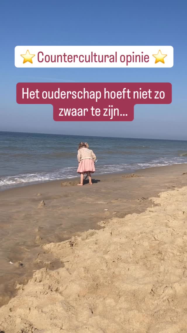 Een paar jaar geleden vond ik het ouderschap ver-schrik-kelijk zwaar. Ik vond het bijna onmenselijk. Ik werd er moedeloos van, en zag er geen uitweg uit.
Dat was omdat ik nog te beïnvloed was door moderne pedagogen.
En deze wijsheid nog niet ontdekt had van moeders door de eeuwen heen: goede gewoontes trainen werpt vruchten af, en moet onze eerste focus zijn als moeder.
Hoe? Dat vormt spijs voor vele bladzijden. (Working on new courses deugdelijke kinderen!! 👩💻)
Ik deel alvast deze belangrijke sleutel.
Het is een die je - ik daag je uit - bij geen enkele mainstream pedagoog zal terugvinden.
Met name deze: de wil van je kind en zijn karakter wordt versterkt door hem zélf goed gedrag te laten stellen.
Niet door je gemopper als moeder, dat heeft welgeteld 0% effect. Wel door hem zelf de juiste handeling te laten stellen.
Spreekt je dochter op brutale toon? Laat het haar herhalen op welwillende en zachtmoedige toon.
Laat je zoontje van twee zijn laarzen buiten rondslingeren? Laat ze hem zelf op de juiste plaats terugzetten.
Enkel zo, door het herhaaldelijk stellen van goed gedrag, zullen hun hersenpaden opnieuw gevormd worden, naar die deugdelijke kinderen die jij wil dat ze zijn.
Sla deze post op als je dit idee wil proberen toepassen!
Trust me, bij mij heeft het wonderen gedaan (en uiteraard blijft dit ook voor ons een voortdurend work in progress dat nooit voltooid is). ✨
#opvoeding #blijemama #opvoedtip