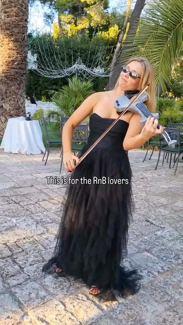 @abbiejamesviolin playing ‘We Belong Together’ on her silver Bridge Dragon Custom Electric Violin. 🩶🩶
Some pairings just make sense…
.
.
.
@abbiejamesviolin @solandthegang | #dragonviolin #electricviolin #violinmusic #belongingtogether #customviolin