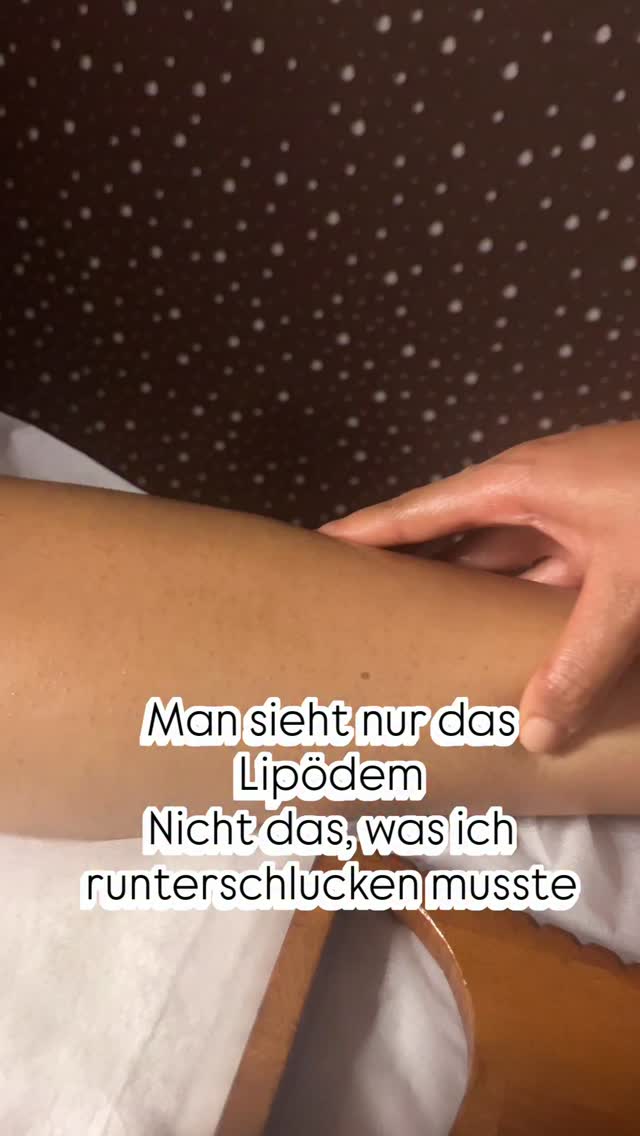 Man sieht nur das Lipödem.
Nicht das, was ich runterschlucken musste.
Die Blicke bleiben an meinem Körper hängen,
aber niemand fragt, was dahinter liegt.
Ich habe gelernt zu funktionieren, zu lächeln, still zu sein –
auch dann, wenn es wehgetan hat.
Und vielleicht trägt mein Körper heute genau das,
wofür ich damals keine Worte hatte🤍
#lipödem #lymphödem #lymph #lymphdrainage #madero