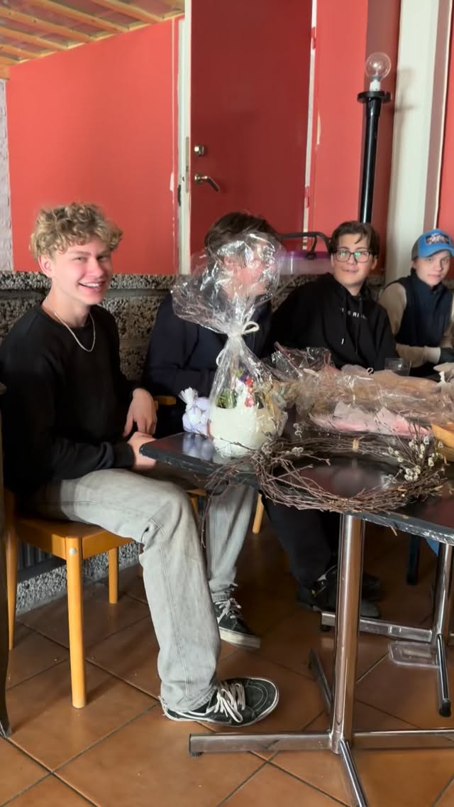 Just nu säljer klass 9, massos av go fika bröd på Nkc i Gnarp!!