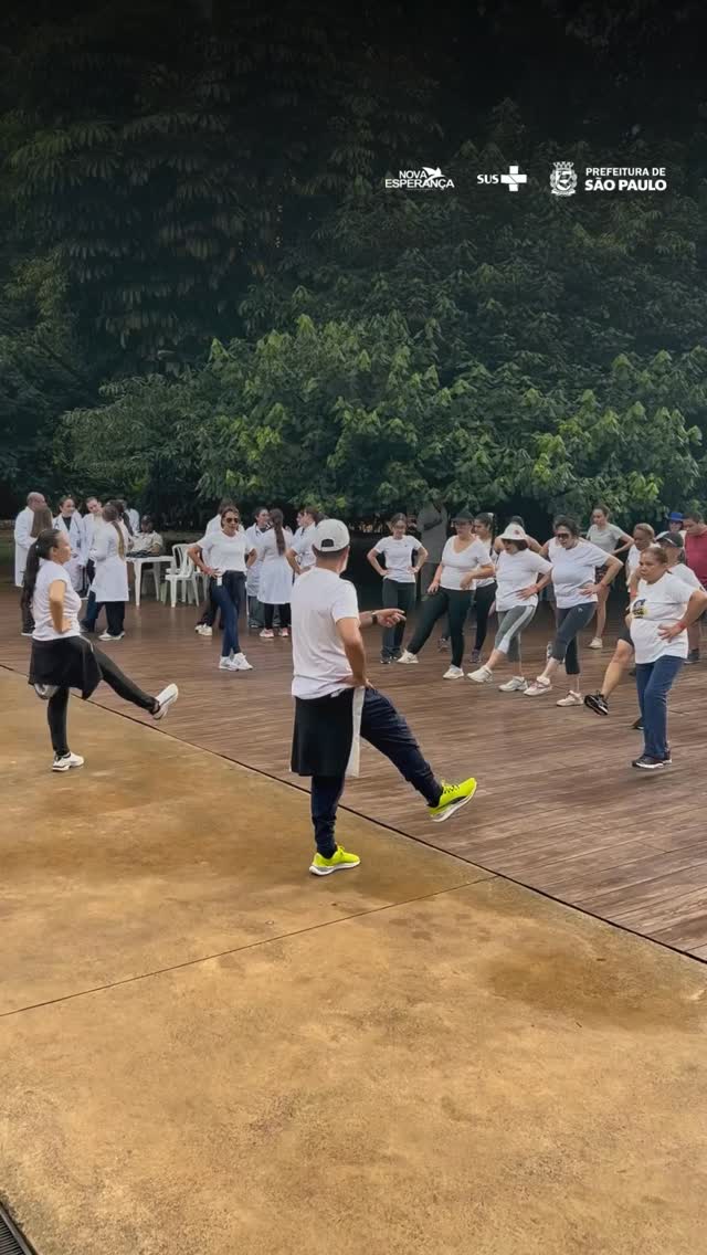 Hoje, dia 7 de abril, data em que se celebra o Dia Mundial da Saúde, a UBS (Unidade Básica de Saúde) Nossa Senhora do Brasil promoveu a 1ª Corrida e Caminhada da Saúde no Parque Augusta, reunindo pacientes e equipe multiprofissional em um momento de incentivo ao bem-estar e à qualidade de vida.
A programação contou com atividades físicas, orientações sobre alimentação saudável, acompanhamento da pressão arterial, verificação da saturação de oxigênio e alongamento antes do início das atividades, promovendo cuidado integral e prevenção.
A iniciativa reforçou a importância de hábitos saudáveis no dia a dia, além de fortalecer o vínculo entre os serviços de saúde e a comunidade. Com um clima de integração e cuidado, o evento marcou a data com movimento, conscientização e promoção da saúde.
#DiaMundialDaSaúde #SaúdeParaTodos #SUS #CuidadoHumanizado #TimeAFNE