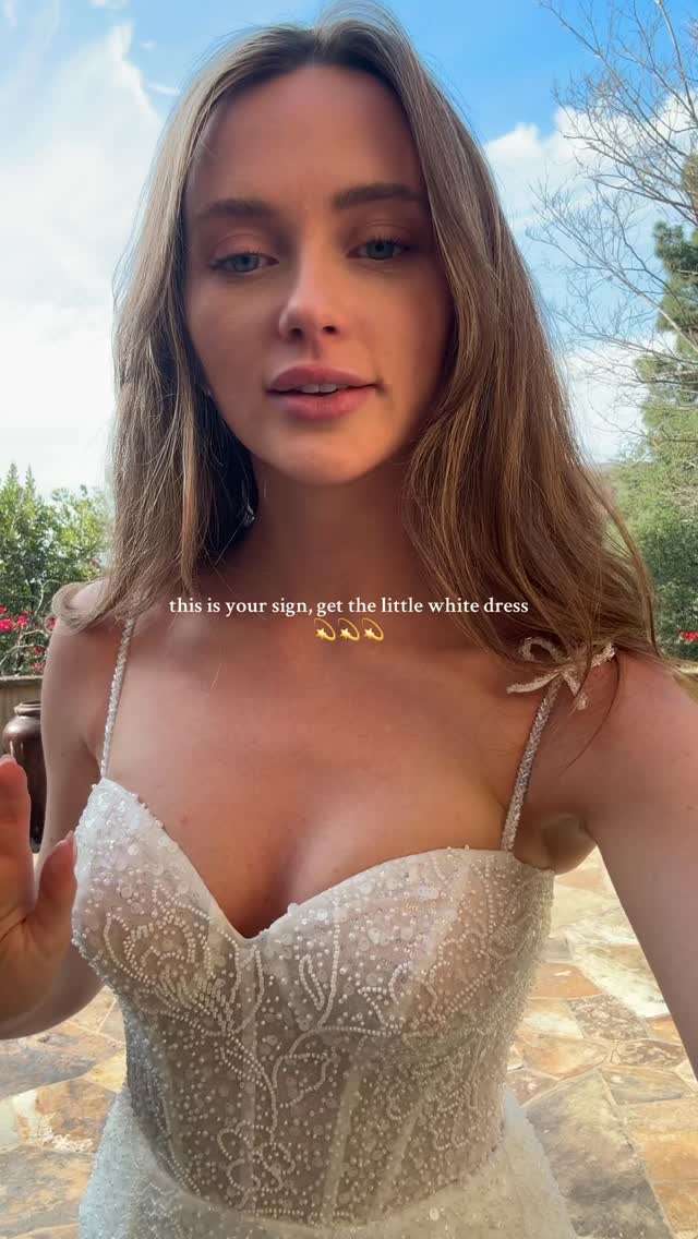 If you’re on the fence about a little white dress for your wedding, this is your sign to just go for it! 💫🤍