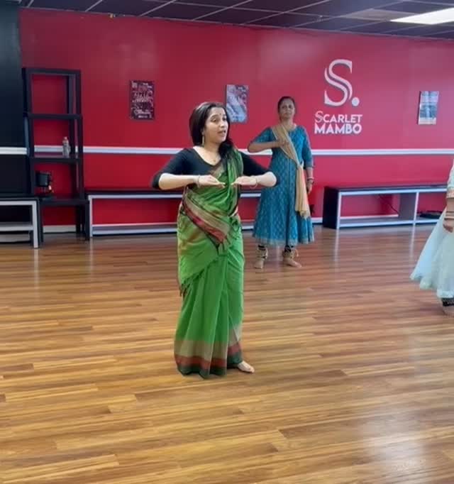 The chakkar training…. Looks simple, but is it?! 🫣😬
Tai says - “Jo saral hai, wahi sabse sunder hai, lekin bahut kathin bhi hai!!!”
#dance #pallavidegwekar #pallavikathakgurukul #guru #gurushishyaparampara