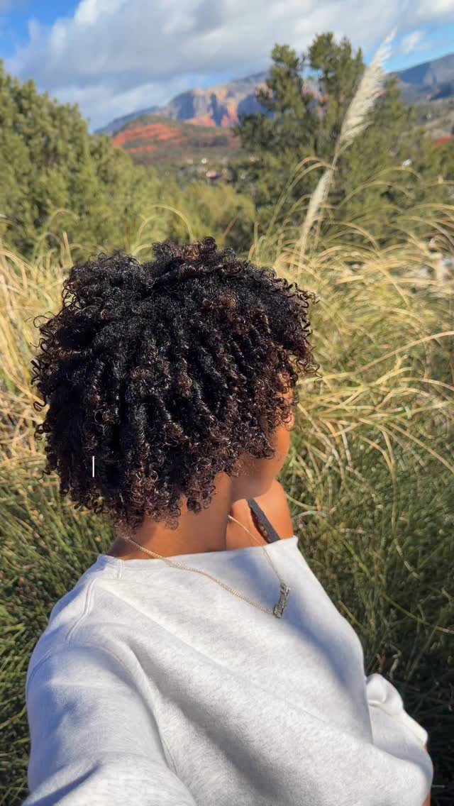 Wash day, elevated.
Plant collagen + bakuchiol to support elasticity.
Niacinamide + green tea to refine tone.
Panthenol to soothe.
Glycerin to lock in moisture.
Inspired by Japanese onsen rituals.
Cleanse slowly. Restore deeply. 🖤 Available for purchase online at TheJenesisHouse.com